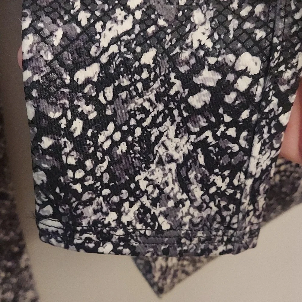 NEW SPANX Snakeskin Print Faux Leather Leggings sz M